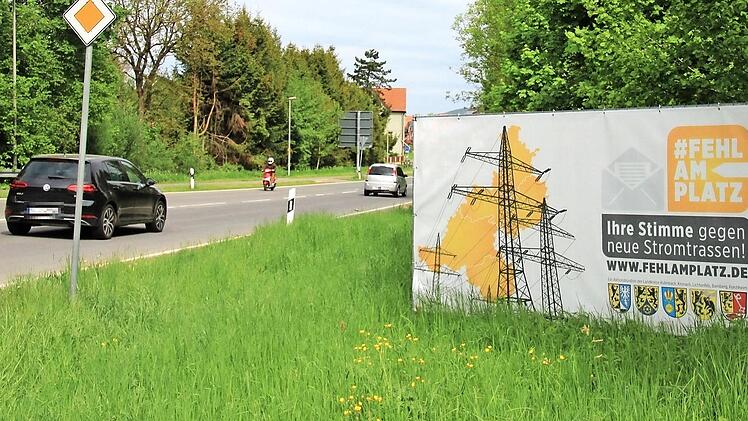 Am Ortseingang von Bad Staffelstein befindet sich eines von insgesamt 112 Protestplakaten gegen neue Stromtrassen in der Region.  Foto: Jutta Rudel