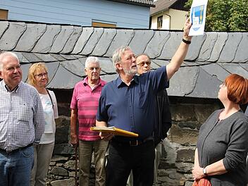 Kreisheimatpfleger Siegfried Scheidig erklärte ein altes Wappen.  Foto: Veronika Schadeck