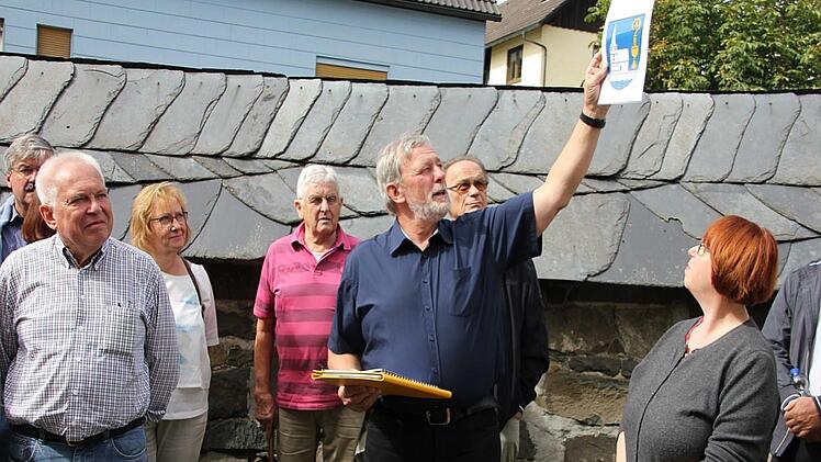 Kreisheimatpfleger Siegfried Scheidig erklärte ein altes Wappen.  Foto: Veronika Schadeck
