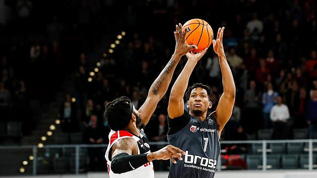 Kameron Taylor steigt gegen Jason Rich zum Wurf hoch und erzielt zwei seiner 15 Punkte. Foto: Daniel L&ouml;b