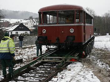 Sanft wird der Schienenbus vom Tieflader auf die von der Sinntalbahn verbliebenen Gleise gelassen. Er soll die fr&uuml;here Nutzung zeigen und den Radweg aufwerten.  Foto: Steffen Standke