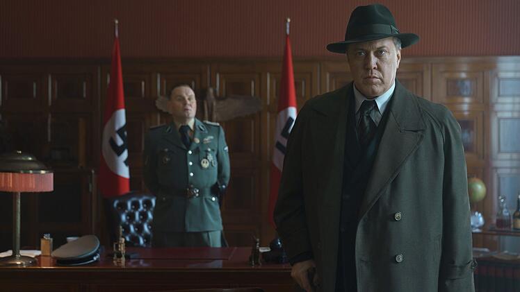 Gestapomann Buback (Nicholas Ofczarek, rechts) muss den Befehlen von Meckerle (Devid Striesow) folgen.