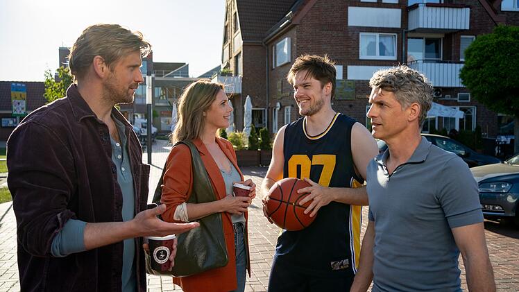 Aus dem Liebesdreieck wird ein -viereck: W&auml;hrend Paul Harms (Steve Windolf, links) und David Hofstetter (Martin Brettschneider, rechts) weiter um Beke Rieper (Felicitas Woll) buhlen, hat die pl&ouml;tzlich vor allem Augen f&uuml;r Tom Philipps (Theo Trebs).