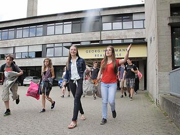 Als Voraussetzung für einen Haltepunkt im Forchheimer Norden soll der Landkreis verbindlich zusagen, dass er die Schüler in die S-Bahn bringen will.  Foto: Josef Hofbauer Archiv
