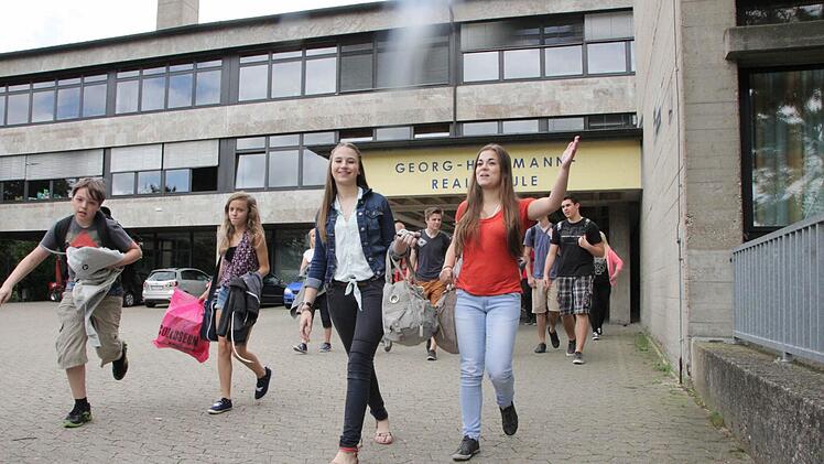 Als Voraussetzung für einen Haltepunkt im Forchheimer Norden soll der Landkreis verbindlich zusagen, dass er die Schüler in die S-Bahn bringen will.  Foto: Josef Hofbauer Archiv