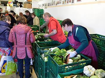 Lebensmittelausgabe bei der Tafel.  Foto: Ronald Rinklef