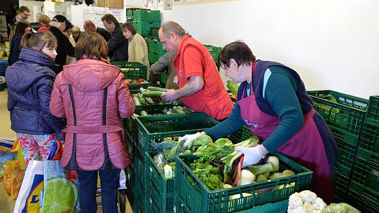 Lebensmittelausgabe bei der Tafel.  Foto: Ronald Rinklef
