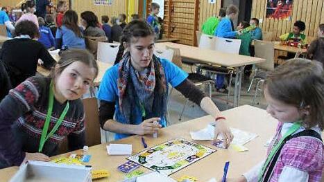 "Stinke Käse" spielten diese jungen Damen, während der Landrat (im Hintergrund) seine Eröffnungsrede hielt.