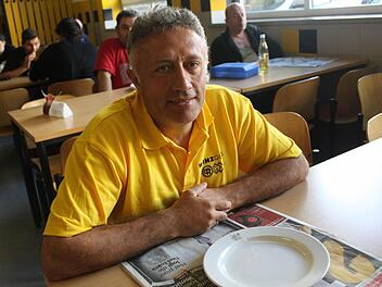 Während seine Arbeitskollegen Essen, bleibt der Teller von Adem Elkol leer.  Foto: Schadeck