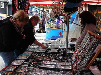 Darf es eine neue Kette sein? Die Auswahl war groß beim Georgimarkt in Presseck, das Wetter eher dürftig. Fotos: Klaus-Peter Wulf