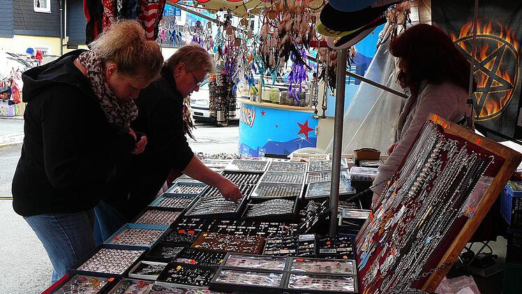 Darf es eine neue Kette sein? Die Auswahl war groß beim Georgimarkt in Presseck, das Wetter eher dürftig. Fotos: Klaus-Peter Wulf