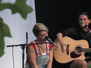 Ein Open-Air-Konzert mit dem Hamburger Duo "Lieblingsfarbe Schokolade" findet am Freitag, 24. Juli, ab 20 Uhr auf dem Gräfendorfer Kirchplatz statt.  Foto: Angelika Silberbach