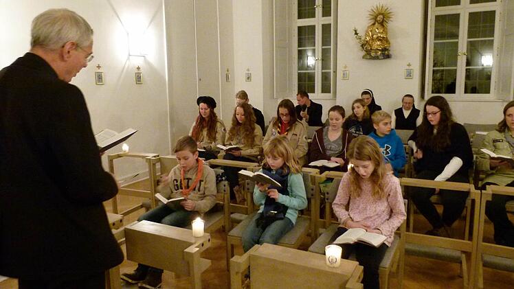 Der Erzbischof bettete die Übergabe des Friedenslichtes in eine adventliche Andacht. Foto: Marion Krüger-Hundrup