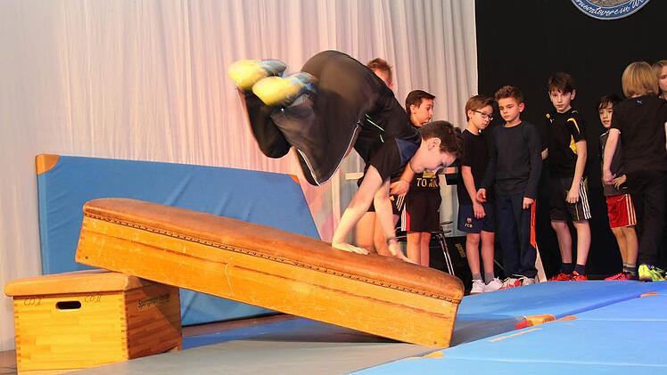 Wie man die neue Sportart Parkour in der Halle ausüben kann, demonstrierte die Klasse 5b. Foto: Michael Stelzner