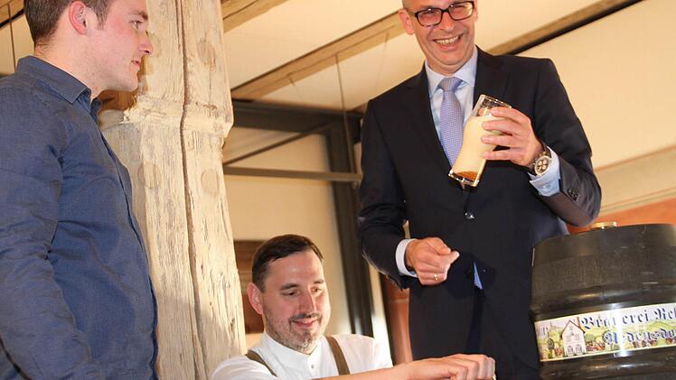 Bieranstich mit Landrat Christian Meißner (rechts) Foto: Gerda Völk
