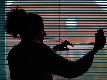 Stalkingopfer am Fenster  Symbolbild: dpa-Bildfunk/Jens Büttner