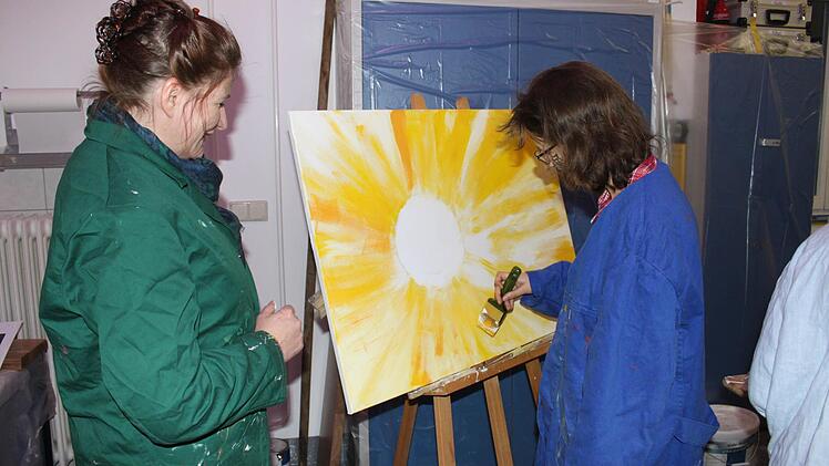 Liane Thalmeyer (hier im Bild mit Anita Nickerl) gibt bei dem Projekt Anreize. Foto: Popp