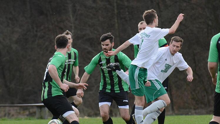 Nie nachgelassen: Gräfendorf schafft nach einem verschossenen Elfmeter doch noch den 1:0-Siegtreffer gegen Oberbach.  Foto: ssp