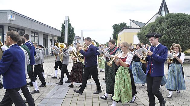 Das Kurvenlaufen ist immer das größte Problem bei einem Festzug. Die innere Reihe muss langsam, die äußere schnell sein. Doch Stefan Pfister als Tambourmajor hatte alles im Griff. Zur Belohnung gab es für alle dann im Musikerheim des Musikvereines Oerlenbach eine fränkische Bratwurst und ein Getränk. Foto: Peter Klopf