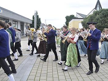 Das Kurvenlaufen ist immer das größte Problem bei einem Festzug. Die innere Reihe muss langsam, die äußere schnell sein. Doch Stefan Pfister als Tambourmajor hatte alles im Griff. Zur Belohnung gab es für alle dann im Musikerheim des Musikvereines Oerlenbach eine fränkische Bratwurst und ein Getränk. Foto: Peter Klopf