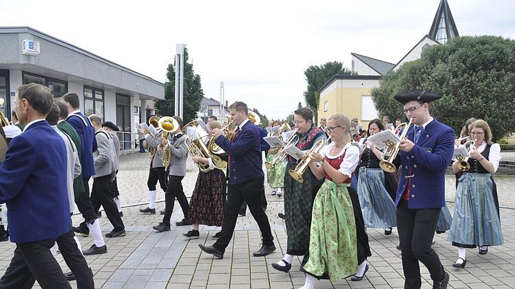 Das Kurvenlaufen ist immer das größte Problem bei einem Festzug. Die innere Reihe muss langsam, die äußere schnell sein. Doch Stefan Pfister als Tambourmajor hatte alles im Griff. Zur Belohnung gab es für alle dann im Musikerheim des Musikvereines Oerlenbach eine fränkische Bratwurst und ein Getränk. Foto: Peter Klopf