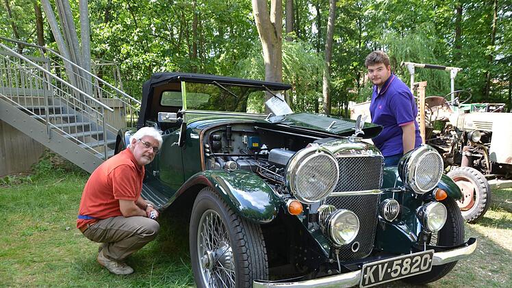 Heribert und Julian Spieß bewundern den englischen Alvis.
