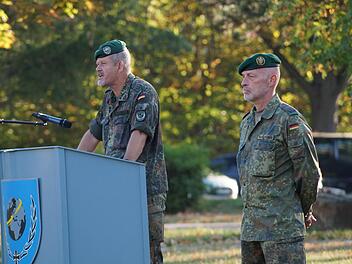 Oberst Werner Klaffus (links), Kommandeur Vereinte Nationen Ausbildungszentrum Bundeswehr, verabschiedet Oberstleutnant Jürgen Hassinger (rechts), Leiter Beratergruppe OMLT/Schutz, in den wohlverdienten Ruhestand.  Fotos: Alex Rettner