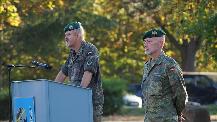 Oberst Werner Klaffus (links), Kommandeur Vereinte Nationen Ausbildungszentrum Bundeswehr, verabschiedet Oberstleutnant Jürgen Hassinger (rechts), Leiter Beratergruppe OMLT/Schutz, in den wohlverdienten Ruhestand.  Fotos: Alex Rettner
