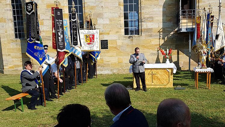 Kreisvorsitzender Roland Schäfer bedankt sich im Kreis der Fahnenabordnungen bei Pfarrer Gehret und den freiwilligen Helfern. Foto: Reinhard Spörl