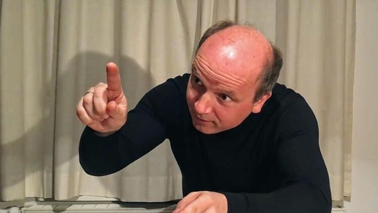 Gestenreicher Musikbeschwörer: Coburgs GMD Roland Kluttig dirigiert Dieter Schnebels "Nostalgie".Foto: Landestheater