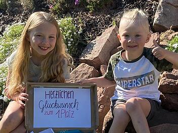 Die Wildfleckener Sieger, das Geschwisterpaar Tialda und Lionel Hauke, freuen sich über ihren Preis.  Foto: Ulrike Abersfelder