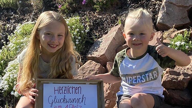 Die Wildfleckener Sieger, das Geschwisterpaar Tialda und Lionel Hauke, freuen sich über ihren Preis.  Foto: Ulrike Abersfelder