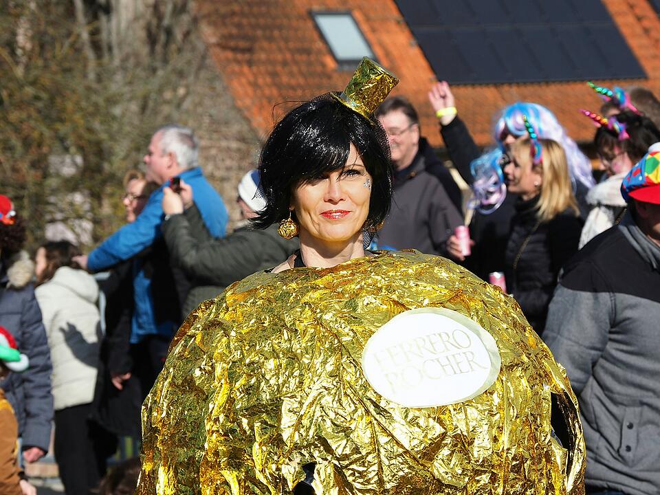 Buntes Faschingstreiben lockte tausende Besucher an.