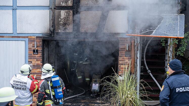 Lichtenfels: Fachwerkanwesen in Brand - Rauch alarmiert Anwohner