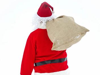 Das ein oder andere Pr&auml;sent m&ouml;chte man dem Weihnachtsmann am liebsten gleich wieder mitgeben. Die Alternative: Schrottwichteln. Foto: Archiv/dpa