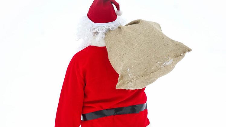 Das ein oder andere Pr&auml;sent m&ouml;chte man dem Weihnachtsmann am liebsten gleich wieder mitgeben. Die Alternative: Schrottwichteln. Foto: Archiv/dpa