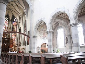 Über den Mittelblock der Stadtpfarrkirche wird in Kürze ein Fangnetz gespannt, weil die Möglichkeit besteht, dass sich von den Seitenwänden Putzteile lösen und auf die Kirchenbesucher fallen.  Foto: Beudert
