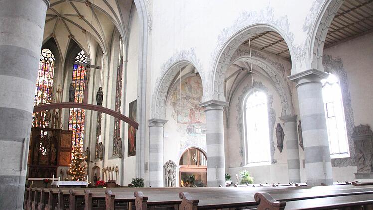 Über den Mittelblock der Stadtpfarrkirche wird in Kürze ein Fangnetz gespannt, weil die Möglichkeit besteht, dass sich von den Seitenwänden Putzteile lösen und auf die Kirchenbesucher fallen.  Foto: Beudert