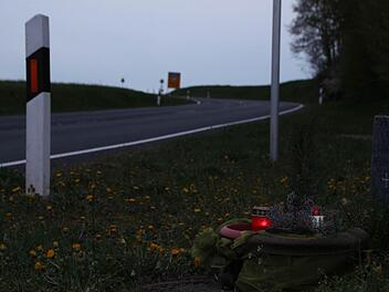 Mahnung: Ein Grablicht erinnert am Ortsausgang Geroda an den tragischen Unfall im August. Foto: Ulrike Müller