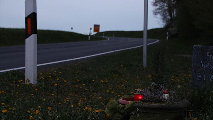 Mahnung: Ein Grablicht erinnert am Ortsausgang Geroda an den tragischen Unfall im August. Foto: Ulrike Müller