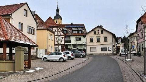 Nachdem keine Einkaufsmöglichkeiten in der Gemeinde Gädheim vorhanden sind, wird sich der Gemeinderat mit dem Thema Nahversorgung beschäftigen. Ob Gädheim (im Bild der Dorfplatz) durch den Strukturwandel gebeutelt oder ein Ort mit hohem Wohlfühlcharakter sein wird, hat der Gemeinderat zum großen Teil in seiner Hand.  Foto: Ulrike Langer
