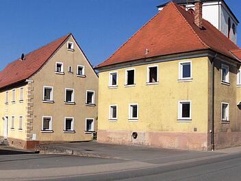 Die alte Schule in Thüngfeld soll abgerissen und an ihrer Stelle ein Platz gestaltet werden.