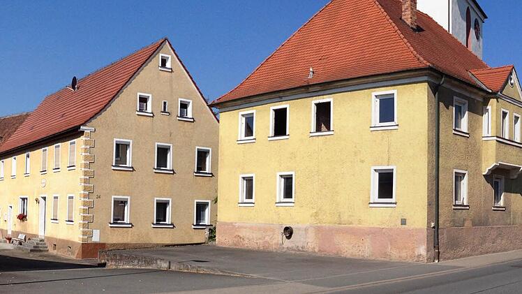 Die alte Schule in Thüngfeld soll abgerissen und an ihrer Stelle ein Platz gestaltet werden.