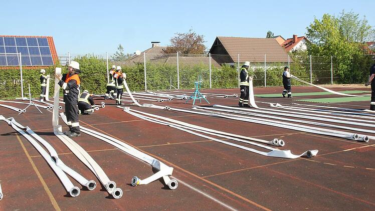 Und Action! Bilder vom Erwachsenenleistungsmarsch der oberfränkischen Feuerwehren in Großheirath (Landkreis Coburg). Fotos: Michael Stelzner