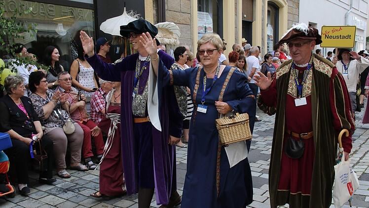 In historischen Gewändern kamen die Bürger aus Neustadt in Brandenburg. Foto: Michael Stelzner