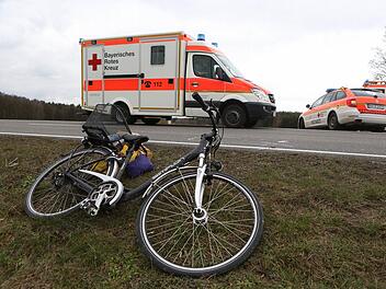 Der Lkw-Fahrer fuhr davon. Der Radfahrer kam schwer verletzt ins Krankenhaus.