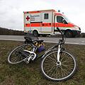 Der Lkw-Fahrer fuhr davon. Der Radfahrer kam schwer verletzt ins Krankenhaus.