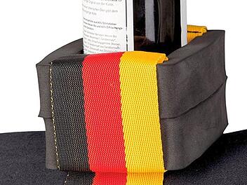 Der Getränkehalter für den Oberschenkel: Beim Torjubel ist Gefahr im Verzug, wenn die Bierflasche nicht verschlossen ist. Urteil der Redaktion: eher unsinnig.ebay