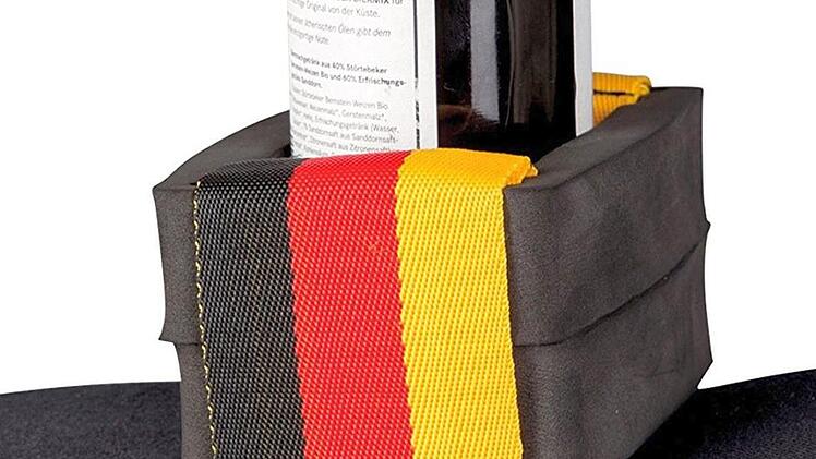 Der Getränkehalter für den Oberschenkel: Beim Torjubel ist Gefahr im Verzug, wenn die Bierflasche nicht verschlossen ist. Urteil der Redaktion: eher unsinnig.ebay