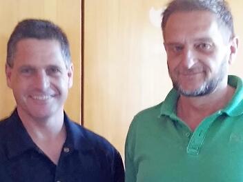 Michael Zetzmann (l.) erhält im Landratsamt von Roland Stark die Bestellungsurkunde.  Foto: eh